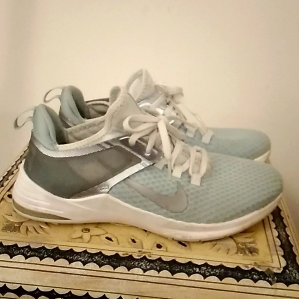 Nike women's Sneakers  sz 8,5